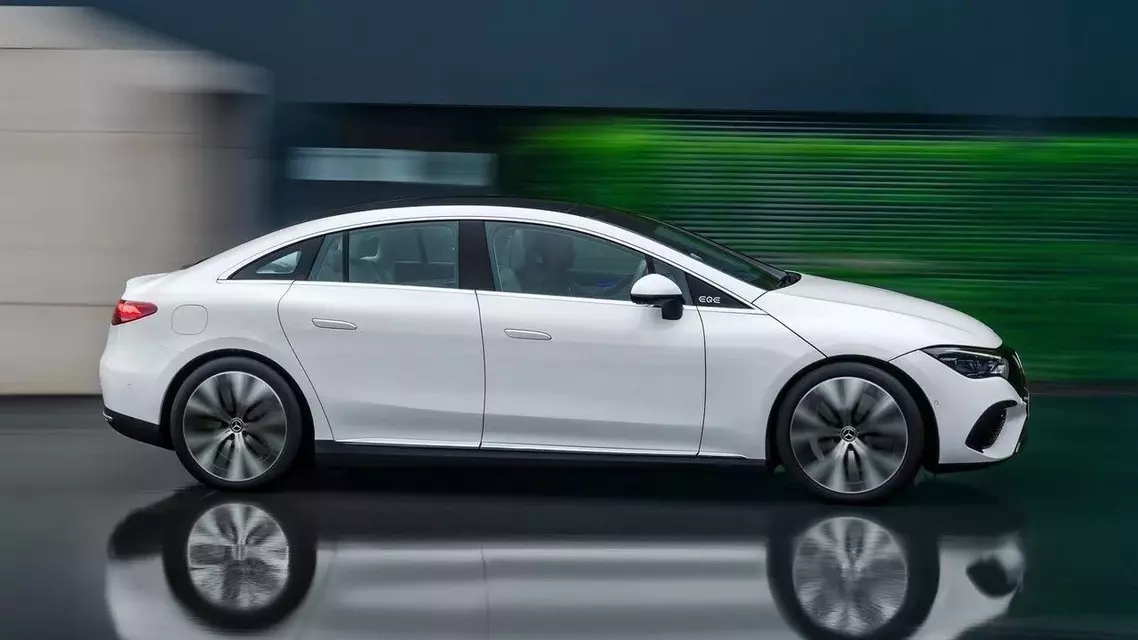 mercedes-benz-eqe.webp